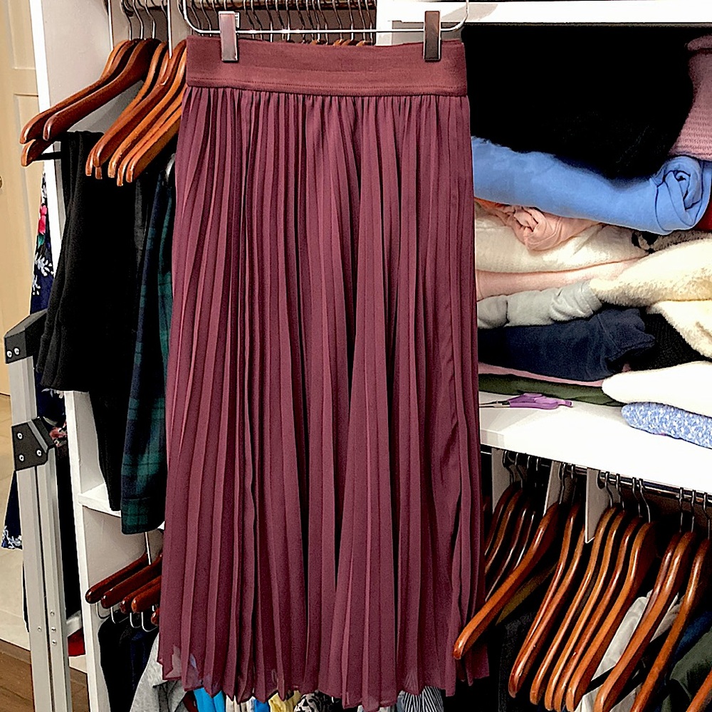 Lane Bryant 18/20 Burgundy Pleated Skirt with Elastic Waist.
